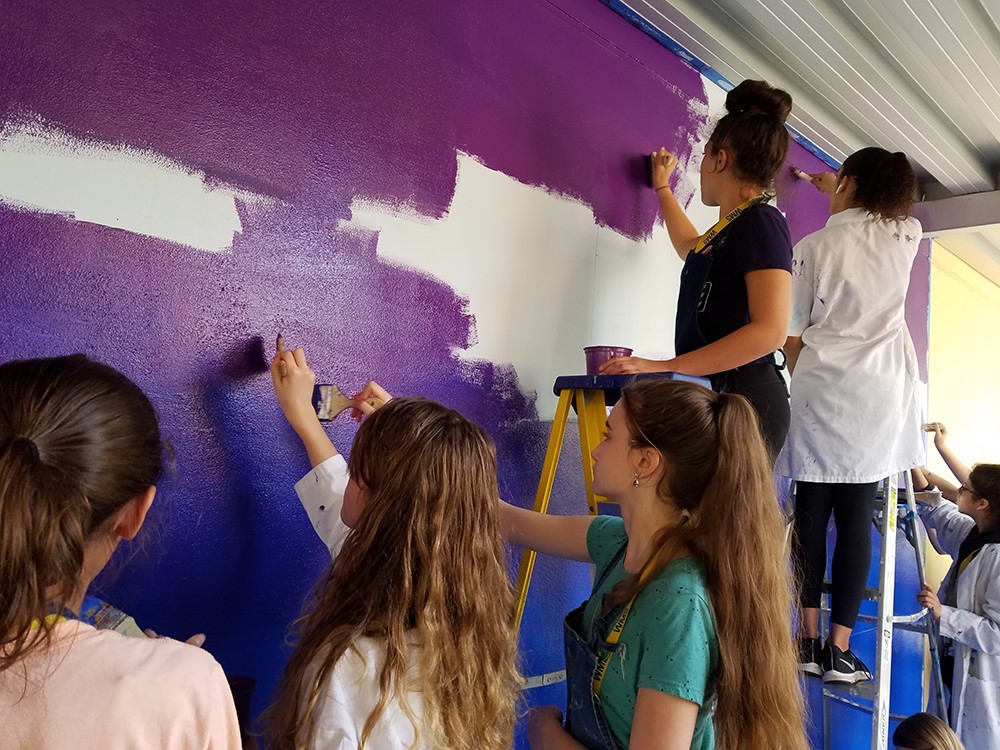 students working on the Parkland Art Mural Project